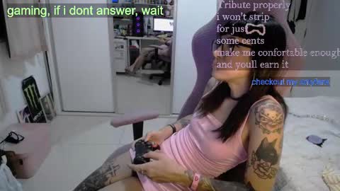 Snapshot of reptiliangirl chatting on 01/10/26, 04:36 Rude mommy online show from 01/10/26, 04:36