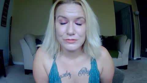 Snapshot of rhondarump chatting on 10/29/25, 03:03 rhondarump online show from 10/29/25, 03:03