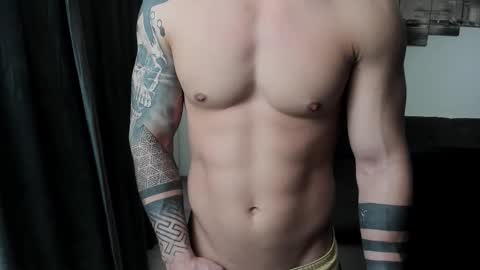 Snapshot of richarddarell chatting on 11/18/25, 05:45 RichardDarell online show from 11/18/25, 05:45