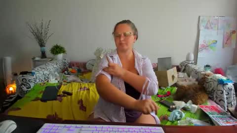 Anna - not anna - right Anna  online show from 10/21/25, 12:28