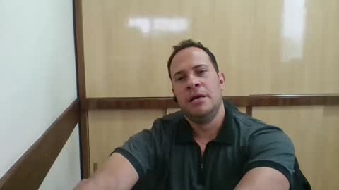 Snapshot of rick503835 chatting on 12/18/25, 02:01 Rick Arian online show from 12/18/25, 02:01