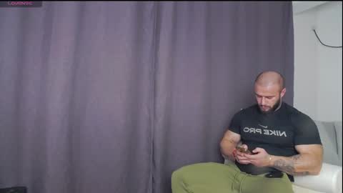 Snapshot of rickymiami1 chatting on 11/06/25, 07:04 rickymiami1 online show from 11/06/25, 07:04