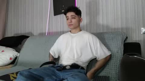 Snapshot of rik_and chatting on 10/19/25, 02:40 Rick online show from 10/19/25, 02:40