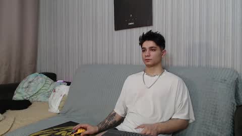 Snapshot of rik_and chatting on 10/28/25, 11:51 Rick online show from 10/28/25, 11:51