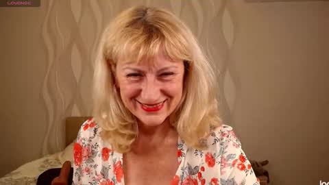 Snapshot of riley_annet chatting on 10/11/25, 05:33 Riley online show from 10/11/25, 05:33