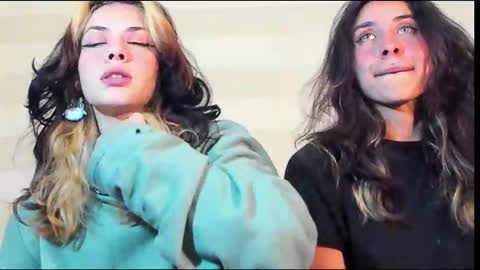 Snapshot of riley_colors chatting on 12/14/25, 05:24 Riley online show from 12/14/25, 05:24