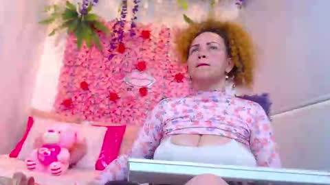 Snapshot of risitos_de_oro_ chatting on 10/17/25, 05:59 Risitos De Oro online show from 10/17/25, 05:59