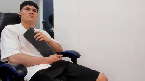 Snapshot of roan_birkin chatting on 10/16/25, 07:15 Roan Birkin online show from 10/16/25, 07:15