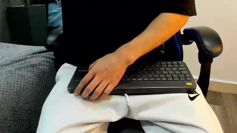 Snapshot of roan_birkin chatting on 11/03/25, 07:04 Roan Birkin online show from 11/03/25, 07:04