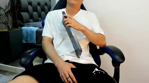 Snapshot of roan_birkin chatting on 11/05/25, 07:14 Roan Birkin online show from 11/05/25, 07:14