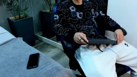 Snapshot of roan_birkin chatting on 11/17/25, 07:08 Roan Birkin online show from 11/17/25, 07:08