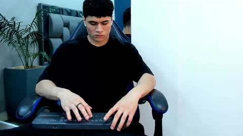 Snapshot of roan_birkin chatting on 11/19/25, 07:58 Roan Birkin online show from 11/19/25, 07:58