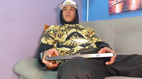 robert_kingg online show from 12/19/24, 07:29