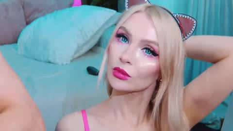 Snapshot of rockstarsgames chatting on 09/18/25, 10:06 Lina and Den online show from 09/18/25, 10:06