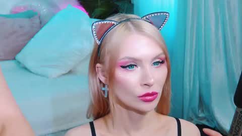 Snapshot of rockstarsgames chatting on 09/27/25, 09:36 Lina and Den online show from 09/27/25, 09:36