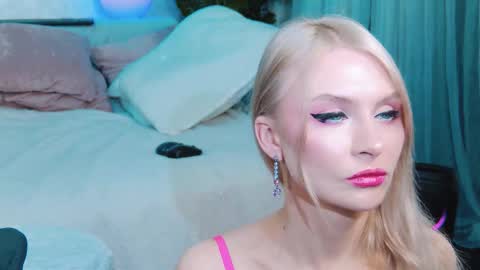 Snapshot of rockstarsgames chatting on 11/13/25, 05:28 Lina and Den online show from 11/13/25, 05:28