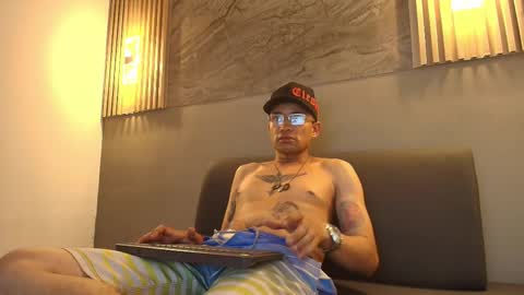 Snapshot of roger_flyn chatting on 12/18/25, 04:18 roger_flyn online show from 12/18/25, 04:18