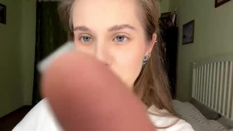 Snapshot of rolandaslatten chatting on 12/14/25, 07:14 Mia online show from 12/14/25, 07:14