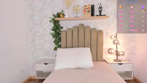 Snapshot of roma_love_ chatting on 09/24/25, 11:57 online show from 09/24/25, 11:57