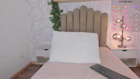 Snapshot of roma_love_ chatting on 10/04/25, 12:03 online show from 10/04/25, 12:03