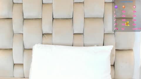 Snapshot of roma_love_ chatting on 10/22/25, 12:05 online show from 10/22/25, 12:05