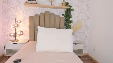 Snapshot of roma_love_ chatting on 10/23/25, 12:15 online show from 10/23/25, 12:15