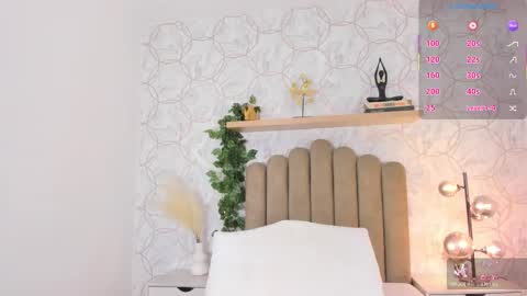 Snapshot of roma_love_ chatting on 10/24/25, 12:34 online show from 10/24/25, 12:34