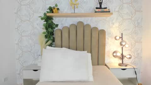 Snapshot of roma_love_ chatting on 10/27/25, 12:09 online show from 10/27/25, 12:09