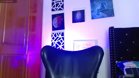 Snapshot of romanpearce_ chatting on 11/18/25, 06:23 Roman online show from 11/18/25, 06:23