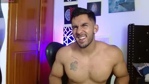 Snapshot of romanpearce_ chatting on 11/19/25, 08:53 Roman online show from 11/19/25, 08:53