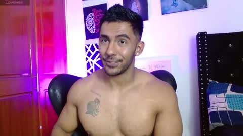 Snapshot of romanpearce_ chatting on 11/30/25, 04:55 Roman online show from 11/30/25, 04:55