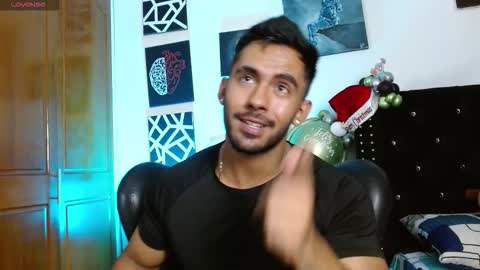 Snapshot of romanpearce_ chatting on 12/15/25, 05:28 Roman online show from 12/15/25, 05:28
