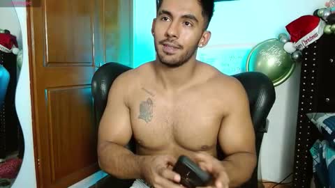 Snapshot of romanpearce_ chatting on 12/16/25, 05:51 Roman online show from 12/16/25, 05:51