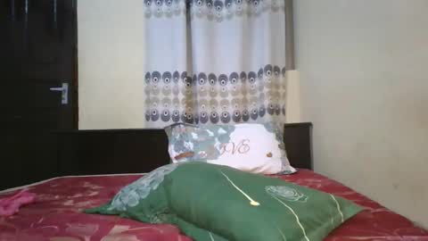 Snapshot of romantic2u4 chatting on 12/21/25, 08:27 Emma online show from 12/21/25, 08:27