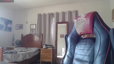 Snapshot of ronnie_dravenn chatting on 10/26/25, 02:23 online 10pm-1am online show from 10/26/25, 02:23