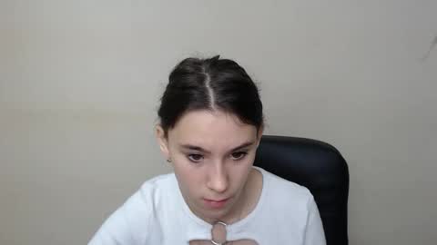 Snapshot of rosalais_ chatting on 09/19/25, 06:37 Rose online show from 09/19/25, 06:37