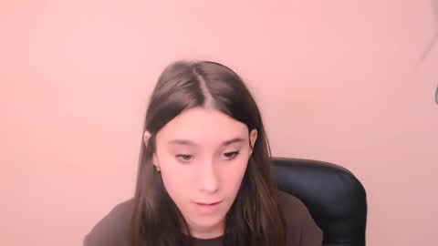 Snapshot of rosalais_ chatting on 11/15/25, 07:49 Rose online show from 11/15/25, 07:49