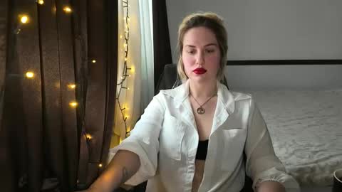 Snapshot of rosaliiiiii chatting on 10/27/25, 01:26 Rosali online show from 10/27/25, 01:26