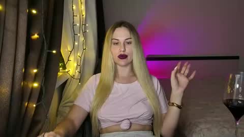 Snapshot of rosaliiiiii chatting on 11/04/25, 03:22 Rosali online show from 11/04/25, 03:22