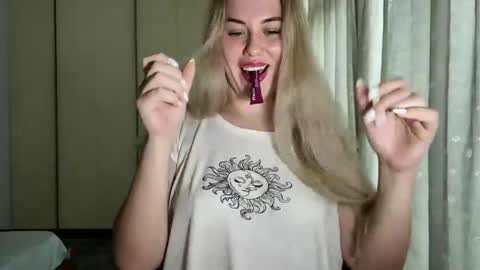 Snapshot of rosaliiiiii chatting on 12/15/25, 10:08 Rosali online show from 12/15/25, 10:08