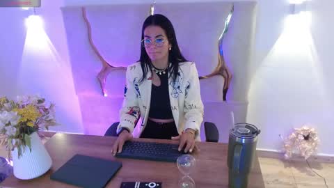 Snapshot of rosalind_tay chatting on 10/30/25, 10:49 ROSALIN online show from 10/30/25, 10:49