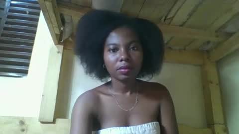 Snapshot of rosalinda933 chatting on 03/03/26, 02:50 Rosalinda online show from 03/03/26, 02:50