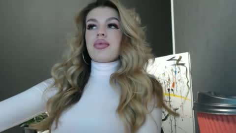 Snapshot of rosaline_ly chatting on 10/16/25, 12:17 Rosalina online show from 10/16/25, 12:17