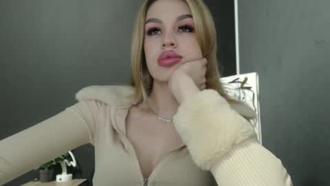 Snapshot of rosaline_ly chatting on 10/23/25, 01:10 Rosalina online show from 10/23/25, 01:10