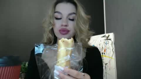 Snapshot of rosaline_ly chatting on 10/31/25, 02:07 Rosalina online show from 10/31/25, 02:07
