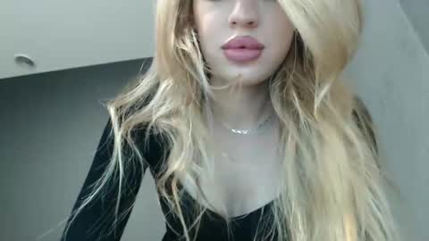 Snapshot of rosaline_ly chatting on 11/02/25, 02:52 Rosalina online show from 11/02/25, 02:52