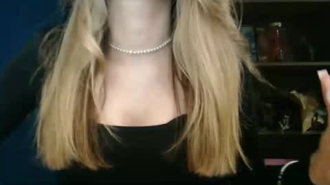 Snapshot of rosaline_ly chatting on 11/16/25, 02:44 Rosalina online show from 11/16/25, 02:44