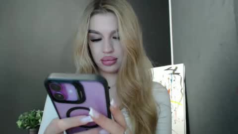 Snapshot of rosaline_ly chatting on 11/30/25, 02:32 Rosalina online show from 11/30/25, 02:32