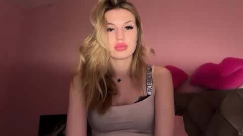 Snapshot of rosaline_ly chatting on 12/13/25, 08:47 Rosalina online show from 12/13/25, 08:47
