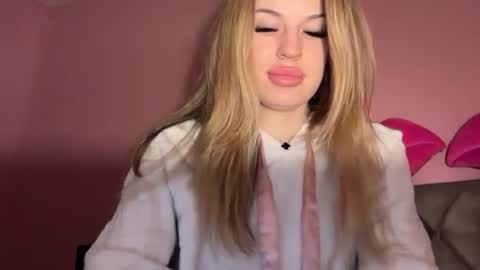 Snapshot of rosaline_ly chatting on 12/19/25, 08:38 Rosalina online show from 12/19/25, 08:38